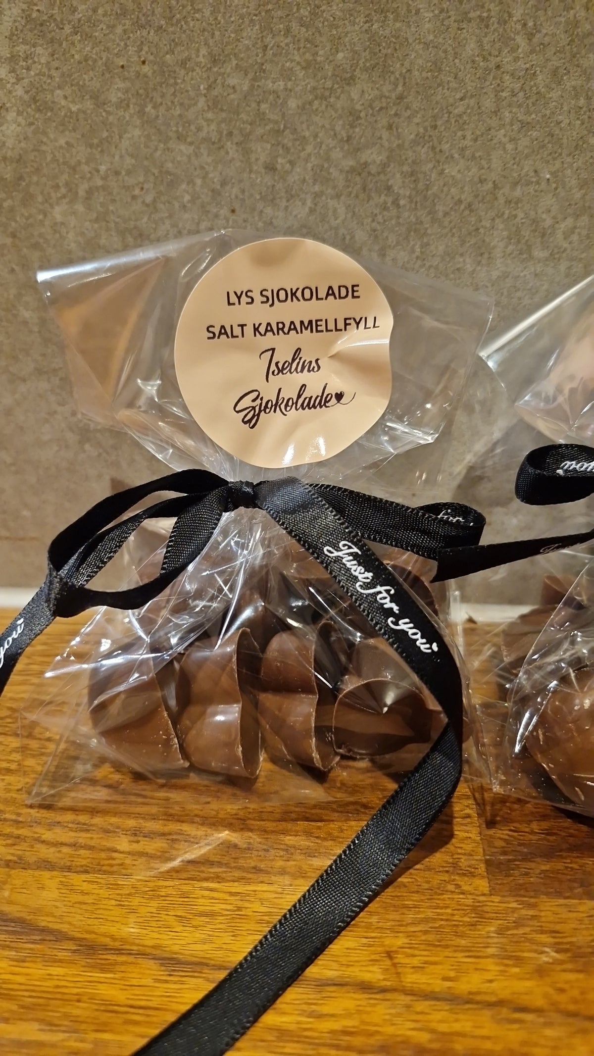 Lys sjokolade med salt karamellfyll