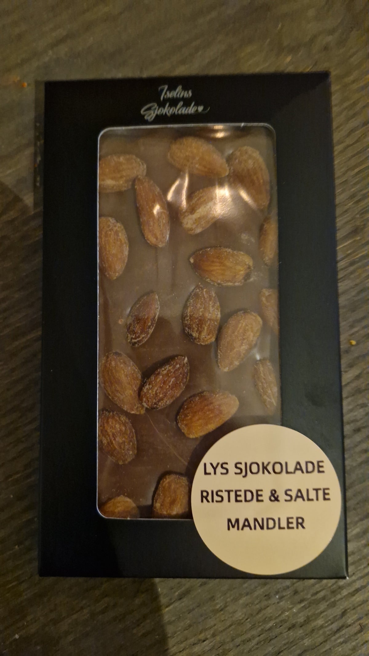Lys sjokolade - Ristede og salte mandler