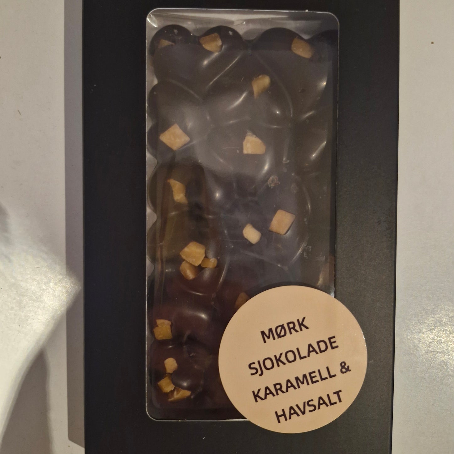 Mørk sjokolade med karamelfudge & havsalt