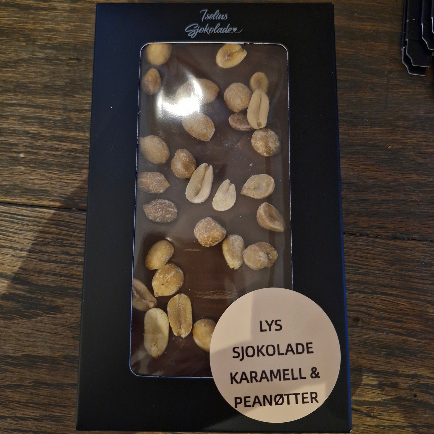 Lys sjokolade - karamellfudge & peanøtter