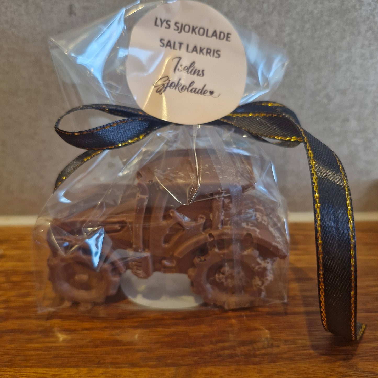 Traktor liten - lys sjokolade - salt lakris