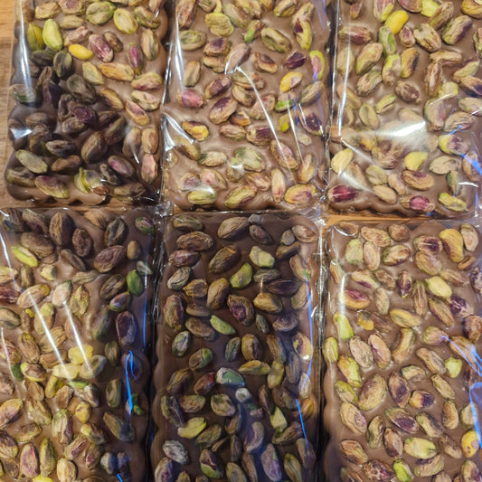 Lys sjokolade med pistasjnøtter